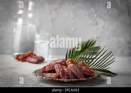 Getrocknete Dattelfrüchte auf dem Teller. Ramadan-Datteln-Früchte Stockfoto