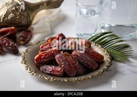 Getrocknete Dattelfrüchte auf dem Teller. Ramadan-Datteln-Früchte Stockfoto