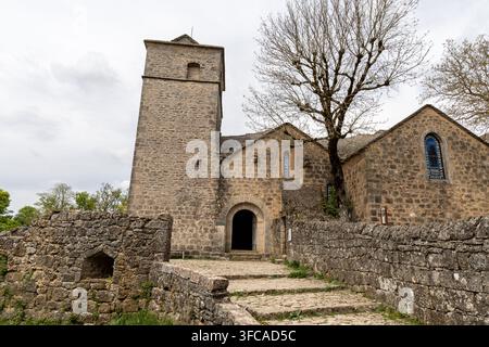 Mittelalterliche Treppe, die zur befestigten Kirche Saint-Christol in La Couvertoirade, Frankreich, führt Stockfoto