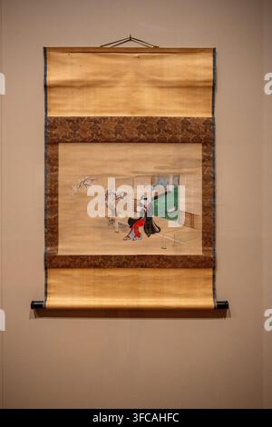 Minneapolis, MN - 23. Aug. 25: Japanischer Hängeschrank im Minneapolis Institute of Art ausgestellt, der eine gemalte Innenszene mit Figuren zeigt und Stockfoto