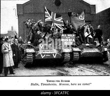Archivfoto von 1941 zeigt britische Fabrikarbeiter, die auf neu gebauten Valentine-Panzern feiern, die ein Plakat mit der Aufschrift „All Help for Russia Now“ tragen und sowohl die Union Jack als auch die sowjetische Flagge hissen. Nach dem deutschen Überfall auf die UdSSR im Jahr 1941 startete Großbritannien landesweite Produktionskampagnen – wie „Tanks for Russia Week“ –, um der Roten Armee lebenswichtige Panzerfahrzeuge und Kriegsmaterial zu liefern, was die anglo-sowjetische Kriegssolidarität und strategische militärische Hilfe während des Zweiten Weltkriegs festigte. Stockfoto