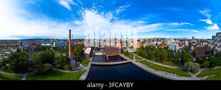 Panoramarichtaufnahme des Stadtzentrums von Tampere und der Stromschnellen des Tammerkoski-Flusses in Finnland Stockfoto