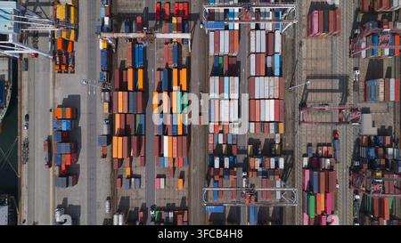 Matosinhos, Porto, Portugal - 22. August 2026: Luftbild des Containerterminals Porto de Leixões mit Reihen farbenfroher Schiffscontainer und in Stockfoto