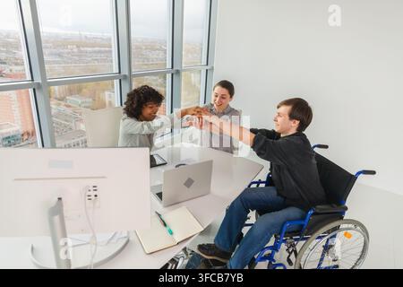 Handstapel. Teamwork-Unity-Konzept für Unternehmensgründungen. Draufsicht der verschiedenen multirassischen Geschäftsleute, die die Hände zusammenlegen. Geschäftskollegen während des Arbeitsprozesses freuen sich über den Erfolg des Unternehmens Stockfoto