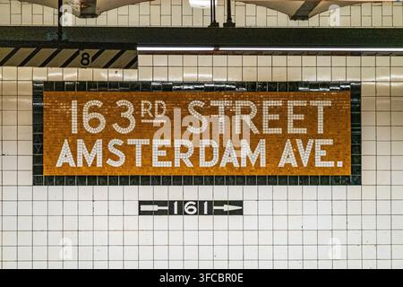 New York, NY – USA – 23. Aug. 2026 Ein Mosaikschild der New Yorker U-Bahn zeigt die Aufschrift „163RD STREET AMSTERDAM AVE.“ in weißen Buchstaben auf einem gelb-orangen Fliesenhintergrund Stockfoto