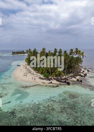 Luftaufnahme einer tropischen Insel im San-Blas-Archipel mit üppigen Palmen, weißem Sandstrand und türkisfarbenem Korallenriff in Guna Yala Coma Stockfoto
