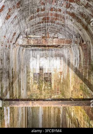 Historischer Ziegel-Luftschutz-Tunnel mit Mineralformationen, Unterirdischer Bunkerkomplex Obersalzberg aus der Zeit des Zweiten Weltkriegs, Berchtesgaden, Deutschland Stockfoto