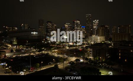 Houston, Vereinigte Staaten - 27. März 2023: Luftaufnahme der beleuchteten Skyline von Houston bei Nacht mit leuchtenden Wolkenkratzern und Stadtlichtern. Stockfoto