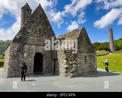 Saint Kevin's Church und Round Tower, Glendalough, County Wicklow, Irland Stockfoto