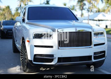 April 2025. Miami. Rollt Royce Luxusauto auf der Straße. Exklusives Luxusauto. Rollt Royce V12-Motor. Premium Super Car Drive. Klassisch Stockfoto