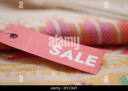 Preisschild an Stoff in einer Ladenauslage Stockfoto