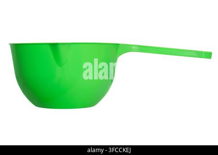 Eine grüne Plastikschöpfkelle isoliert auf weißem Hintergrund. Nahaufnahme einer Wasserschöpfkelle Stockfoto