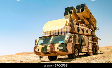 Mobile Flugabwehrraketensysteme und Radartrackingeinheiten, die auf Militär-LKWs in einer Wüstenumgebung montiert sind Stockfoto