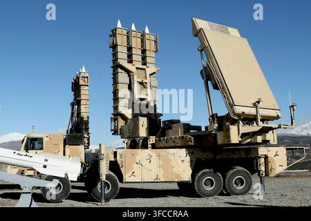 Mobile Flugabwehrraketensysteme und Radartrackingeinheiten, die auf Militär-LKWs in einer Wüstenumgebung montiert sind Stockfoto