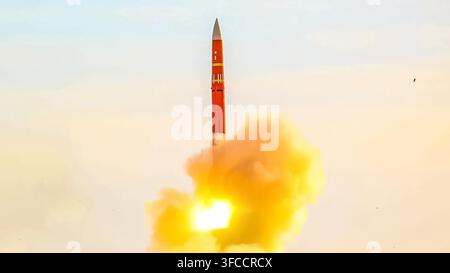 Militärisches Boden-Luft-Raketenabwehrsystem und ballistische Raketenstartsequenz mit hellen Brenngasen Stockfoto