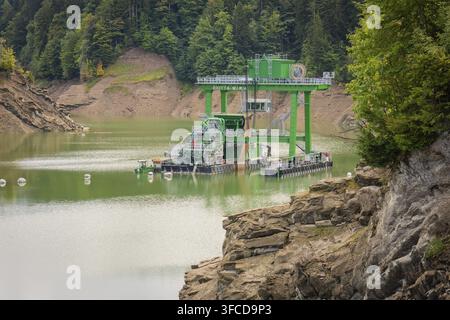 Technische Struktur an einem Stausee, umgeben von Felsen und bewaldeten Hügeln, Krumbach, Vorarlberg, Österreich Stockfoto
