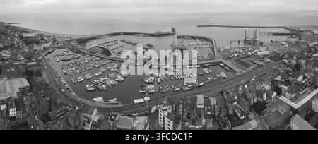 Monochromer Luftbild eines belebten Hafens mit zahlreichen Booten und Docks. Ramsgate, UK Stockfoto