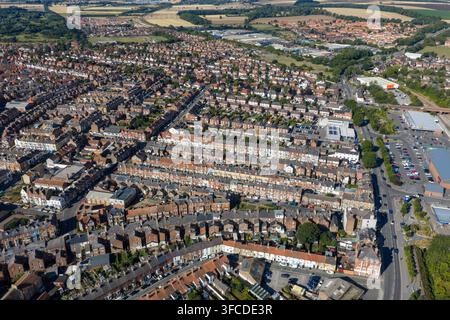Luftbild über die Wohngebiete von Bridlington, das traditionelle Wohnhäuser, Straßen, Gärten, geparkte Autos, Gewerbegebäude und die umliegende Landschaft zeigt Stockfoto