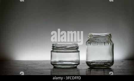 Zwei Leere Gläser Stockfoto