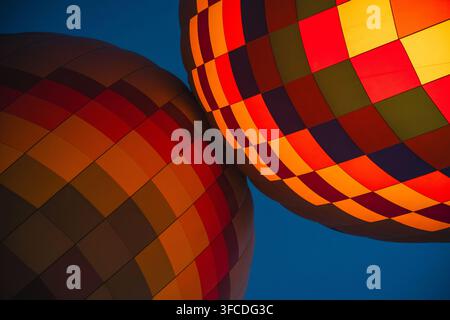 Farbenfrohe Heißluftballons füllen den Himmel in Kappadokien, Türkei Stockfoto
