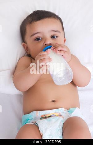 Porträt von Baby Milch trinken Stockfoto