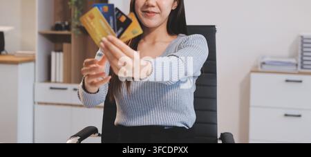 Junge asiatische Geschäftsfrau, die Smartphone und Kreditkarte für Online-Einkäufe verwendet. Online-Zahlung. Stockfoto