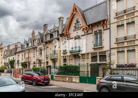 Eine Reihe von Art-Nouveau- und Belle-Époque-Häusern, jedes mit einem anderen Design und spitzen Giebeln, in der Rue Félix Faure in Nancy, Grand Est, Frankreich. Stockfoto