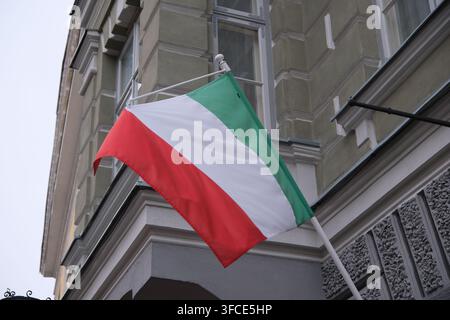 Nahaufnahme der italienischen Nationalflagge, die an einem Gebäude hängt Stockfoto