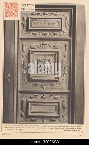 Skulpturen, XVII. Jahrhundert, Eichenverziertes Haustürblatt in Lüttich, Seite, photomechanischer Druck, Inschrift: 'SCULPTURES. PL. 17.', Monogramm: 'JJvY', Inschrift: 'SCULPTURES en bois, ', Lüttich, Klischee-Hersteller: Joseph Maes (möglicherweise), Antwerpen, nach Entwurf von anonym, ca. 1881 - vor oder um 1889, Fotograf, Papier, Kollotypie, Photolithografie, Höhe 341 mm x Breite 235 mm, Skulptur, von., Eine Nahaufnahme eines geschnitzten Holztürblatts, das einen vertikalen Abschnitt mit kunstvollen rechteckigen Rahmen und erhabenen Leisten, dekorativen Schnörkeln und Blumenmotiven sowie eine zentrale geschnitzte Reliefdarstellung eines stilisierten Stockfoto