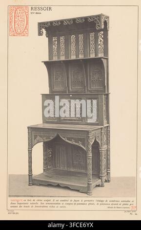Anrichte, 15. Jahrhundert, Eichen-Sideboard, Seite, fotomechanischer Druck, Inschrift: 'DRESSOIR en bois, ', Inschrift: 'FURNITURE. PL. 12.', Monogramm: 'JJvY', Klischee-Hersteller: Joseph Maes (möglicherweise), Antwerpen, nach Entwurf von anonym, ca. 1881 - bis 1889, Fotograf, Papier, Kollotypie, Photolithographie, Höhe 342 mm x Breite 235 mm, Möbel zur Aufbewahrung., Ein hoher, verzierter Holzschrank mit geschnitzten Paneelen und dekorativer Durchbrechung, mit einem oberen Baldachin mit geschwungenem Schnitzrahmen, einem mittleren Abschnitt mit einem Regal und geschnitzten Türpaneelen sowie einem unteren Abschnitt mit einem offenen Ausstellungsbereich, der von Stockfoto