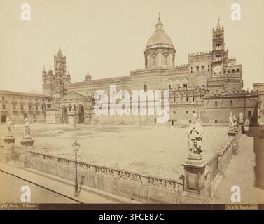 Duomo Palermo, Blick auf die Kathedrale von Palermo, Fotografie, Nummer: '171', Fotograf: A. Tagliarini, Palermo, 1851 - 1900, Sizilien, Karton, Papier, Albuminprint, Albumendruck, Höhe 203 mm x Breite 256 mm, Höhe 210 mm x Breite 263 mm, quadratisch, Zirkus, Kirche (Außenansicht), Kathedrale (Palermo). Eine breite Sepiafotografie zeigt einen großen, kunstvoll verzierten Steinkathedralkomplex mit einer markanten zentralen Kuppel und mehreren hohen Türmen mit dekorativen Turmspitzen und Bögen. Die Kathedralfassade zeigt geschichtete architektonische Details, darunter Reihen von Bögen, geschnitzte Verzierungen und ein Zifferblatt auf einem Turm. In Stockfoto