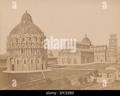 Pisa-Duomo, Blick auf die Kathedrale, das Taufbecken und den Turm von Pisa, Fotografie, Pisa, 1851 - 1900, Fotograf, Toskana, Karton, Papier, Albumenprint, Höhe 183 mm x Breite 242 mm, Höhe 210 mm x Breite 300 mm, Taufe, Taufzeremonie, das erste der sieben Sakramente, Kirche (Außenansicht), Teile der Kirchenaußenansicht und Anbauten: Glockenturm, Kathedrale (Pisa), Taufbecken (Pisa), Turm von Pisa., Ein breiter sepiafarbener Blick auf einen historischen Platz mit einem großen runden Kuppelgebäude im Vordergrund, das mit kunstvollen Bögen und geschichteter dekorativer Steinmetzarbeit versehen ist, einer langen rechteckigen Kathedrale mit a Stockfoto