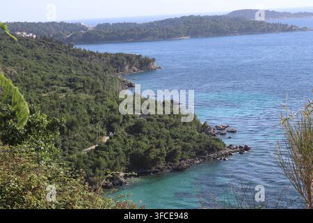 Prachtvolle Luftaufnahme der felsigen Küste der Adria mit smaragdgrünen Gewässern und dichter Vegetation in der Nähe von Cavtat Stockfoto