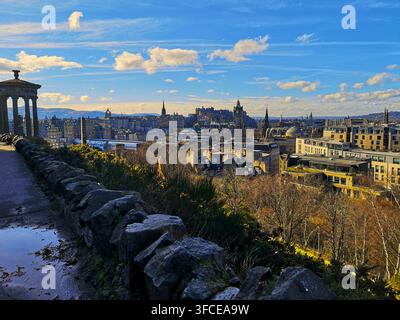 Eine Aussicht über Edinburgh von einem Aussichtspunkt auf dem Calton Hill. Stockfoto