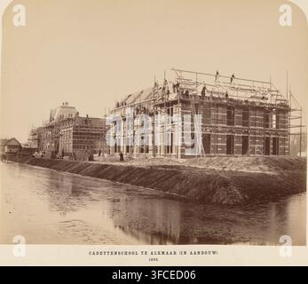Kadettenschule in Alkmaar, Fotografie, Foto, braun, eines im Bau befindlichen Gebäudes, mit Titel unten. Markiert, o.: 'C. van der Aa & J. Crispijn'. Ro: 'Alkmaar & Helder'. Datierte, o.: 1893., Fotograf: C. van der Aa & J. Chrispijn, Alkmaar, Fotograf: Camillus Franciscus van der Aa, Fotograf: Jacques Chrispijn, 1893, Karton, Papier, Fotografie, Paste, Höhe 48,5 cm x Breite 66 cm, Periode, 1875 - 1900., Eine Flusenszene, die ein großes Backsteingebäude im Bau zeigt, mit hölzernem Gerüst an der Außenseite und einer Gruppe von Arbeitern, die auf dem Gerüst stehen und gehen und Stockfoto