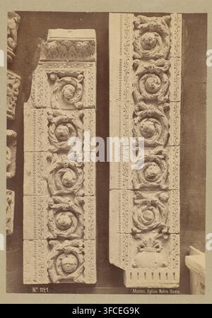 Dekorationsguss von der Eglise Notre-Dame in Mantes, Mantes - Eglise Notre-Dame, Fotografie, Werkstattstempel: 'Kunsthandel, JAG de Leur, Fotograf-Verlag, Huigenspark, 40b, Den Haag', Nummer: 'Nr. 1121', Fotograf: Séraphin-Médéric Mieusement, Verlag: JAG de Leur, Den Haag, 1850 - 1900, Papier, Karton, Albumindruck, Albumendruck, Höhe 356 mm x Breite 503 mm, Ornament, das von Pflanzenformen abgeleitet ist., Zwei vertikale steinernen Schnitzpaneele nebeneinander vor einem dunkleren Hintergrund, jedes Paneel mit einem sich wiederholenden ornamentalen Spiralmotiv, umgeben von akantenähnlichen Blättern und Stockfoto