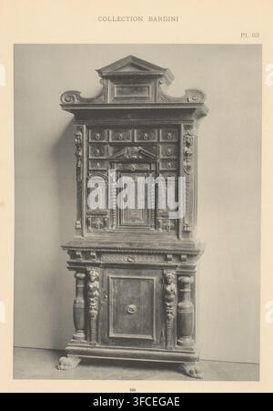 Verzierter Schrank mit kleinen Schubladen, fotomechanischer Druck, Nummer: 'Pl. 63', Florenz, 1875 - 1930, Toskana, Papier, Kollotypie, Fotodruck, Höhe 361 mm x Breite 270 mm, ornamentaler Schrank (+ Holz und anderes phytogenes Material). Ein hoher, verzierter Holzschrank, der vor einer schlichten Wand fotografiert wurde, zeigt das obere Giebeldach mit scrollartigen Endstücken und einem zentralen dreieckigen Abschluss, eine Reihe kleiner vertiefter Paneele und Schubladenfronten im oberen Bereich, geschnitzte Pilaster und dekorative Reliefpaneele, die eine zentrale vertiefte Tür mit erhabenen Leisten flankieren, gedrehte Säulen und eine geschnitzte weibliche Figur Stockfoto