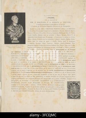 Figaro-Fotograf, Figaro-Salon, Figaro-Illustré, Buch, Einband mit drei Titeln., Datum: 'JAN 1987', c. 1890 - c. 1900, Textilmaterialien, Karton, biologisches Material, Papier, Leinen (Material), Leder, Druck, scrotel marmoriertes Papier, Collo-Autotypie, Autotypie, Lithografie, Fotoaquatinta, Albumen-Druck, Vierfarben-Autotypie, Zweifarben-Autotypie, Höhe 145 mm x Breite 330 mm x Dicke 34 mm., Eine vertikale Seite mit einem hellen gealterten Hintergrund und verstreuten braunen Stockflecken, die in der oberen linken Ecke ein dunkles rechteckiges Porträtbild zeigt, das eine Büste einer Person in drapierter Kleidung darstellt Stockfoto