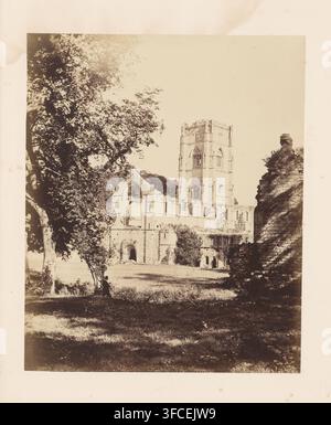 Ansicht der Kirche, des Klosters und des Hospizes der Fountains Abbey bei Ripon, Fotografie, Seite, Fotograf: Joseph Cundall, Fountains Abbey, Fotograf: Philip Henry Delamotte, ca. 1851 - vor 1856, Yorkshire, Studley Royal Park, Papier, Albuminprint, Höhe 283 mm x Breite 231 mm, Ruine der Kirche, Kloster, Kreuzgänge., Eine sepiafarbene Szene zeigt ein großes verfallenes Steingebäude mit einem hohen quadratischen Turm und gewölbten Öffnungen, umgeben von bröckelnden Mauern und Efeu. Im linken Vordergrund bildet eine Gruppe großer Bäume mit strukturierten Stämmen und belaubten Ästen ein gesprenkeltes Schattenmuster auf dem grasbewachsenen Boden. Stockfoto