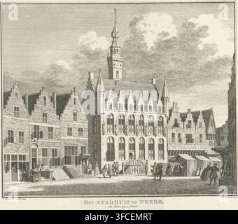 Ansicht des Rathauses von Veere, 1743, Das Rathaus in Veere, Druck, Buchillustration, in der Situation um 1743., Druckgraphiker: Jan Caspar Philips, Amsterdam, nach Zeichnung von Cornelis Pronk, Verleger: Isaak Tirion, Privilegiengeber: Staten von Holland und Westfriesland, 1747 - 1760, Papier, Radierung, Paste, Höhe 177 mm x Breite 200 mm., Eine Radierung eines Stadtplatzes, der eine Reihe von hohen, schmalen Backsteingebäuden mit Stufengiebeln und spitzen Türmchen zeigt, ein zentrales prächtiges Gebäude mit gewölbten Fenstern und einer dekorativen Treppe sowie einem hohen Uhrturm, der dahinter mit einem schlanken Turmhelm aufragt; in der Stockfoto