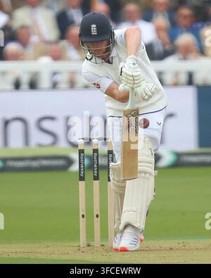 London, UK. 27. Aug., 2026. LONDON, ENGLAND - 27. AUGUST: Jordan Cox von England schlägt am 1. Spieltag des 2. Rothesay-Testspiels zwischen England und Pakistan im Lord's Cricket Ground am 27. August 2026 in London, England. Credit: SPP Sport Press Photo. /Alamy Live News Stockfoto