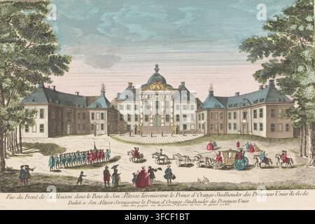 Ansicht der Vorderseite des Hauses im Wald Seiner Exzellenz des Prinzen von Oranien, Statthalter der Vereinigten Provinzen &c &c &c, Ansicht der Vorderseite des Huis ten Bosch-Palastes in Den Haag, Druck, optischer Druck, Rechts fährt eine Kutsche, die von sechs Pferden gezogen wird., Wasserzeichen, Radierer, Paris, Frankreich, Lack (Beschichtung), Papier, Aquarell (Farbe), Radierung, Pinsel, farbige Radierung, Höhe 262 mm x Breite 401 mm, Palast, vierrädriges Fahrzeug, das von mehr als drei Tieren gezogen wird, Den Haag, Huis ten Bosch-Palast., Ein breiter klassischer Palast mit einem zentralen Kuppelabschnitt, der von symmetrischen Flügeln flankiert wird, steht hinter einem Stockfoto