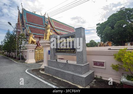 Dok kham tai, Phayao, Thailand - 27. August 2026: Wat Don Lek, Granit-Schild mit goldenen Löwenstatuen und Tempeldach sichtbar. Stockfoto