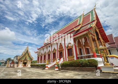 Dok kham tai, Phayao, Thailand - 27. August 2026: Wat Don Lek, Ordinationshalle mit gestuftem rotem Dach, goldenen Zierleisten, Treppe Stockfoto