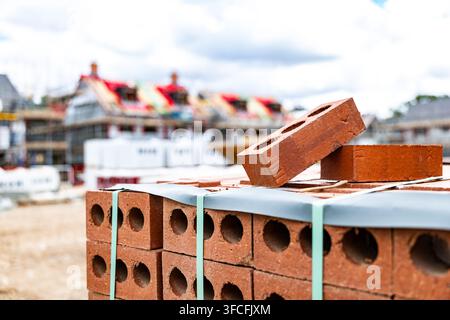 Ziegel auf einer Baustelle in Cheshire, UK, August 2026 Stockfoto