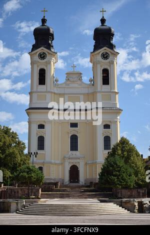Kirche der Erhöhung des Heiligen Kreuzes in Tata, Ungarn... Stockfoto