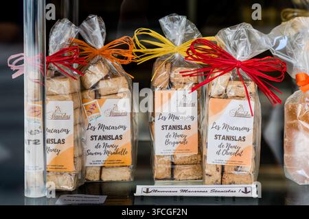 Verpackte Tüten mit „Macarons Stanislas“ in Mirabellen-, Bergamotte- und Schokoladenaromen liegen in einem Geschäft in der Rue Saint-Julien in Nancy, Grand Est, Frankreich. Confiserie Stanislas ist einer von vier Herstellern, die das IGP-Schutzgütesiegel „Bergamote de Nancy“ tragen, das seit 1996 verliehen wird. Stockfoto