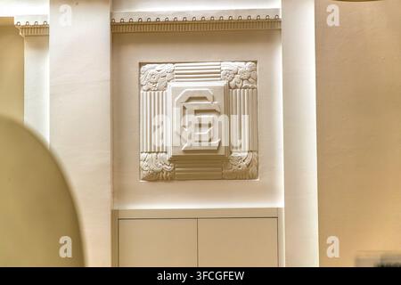 Ein Art-Deco-Relief mit dem Monogramm „CE“ in einem floralen und geriffelten Rahmen schmückt eine Gebäudenische in der Rue Stanislas in Nancy, Grand Est, Frankreich. Stockfoto