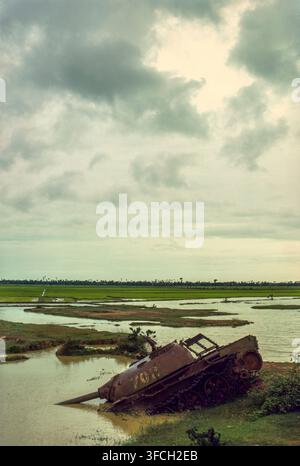 Ein Khmer-Rouge-Panzer in einem Graben, Überreste eines Gefechts mit den Vietnamesen im Jahr 1978, Provinz Prey Veng, Kambodscha 1988 Stockfoto