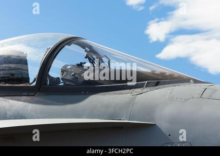Kampfflugzeug, Jagdflugzeug und Abfangjäger. Militärflugzeug und Flugzeug. Detail und Nahaufnahme von Cockpit und Windschutzscheibe. Klarer blauer Himmel als Kopierraum Stockfoto
